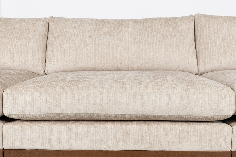 Sofa Blossom 4,5-Sitzer Sand mit Eichenholz-Gestell im Japandi-Design