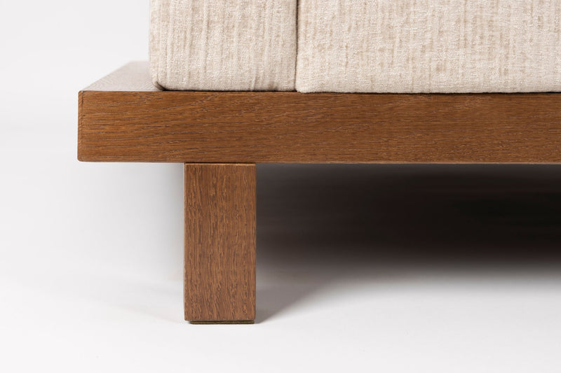 Sofa Blossom 4,5-Sitzer Sand mit Eichenholz-Gestell im Japandi-Design