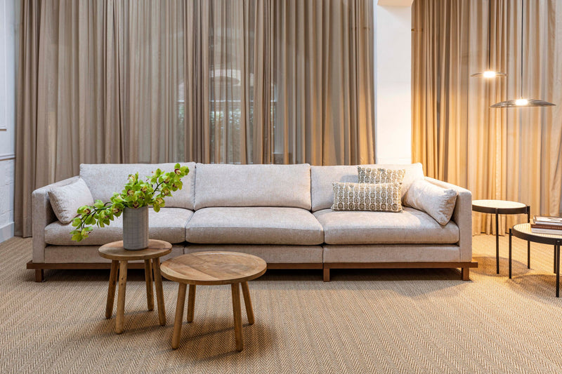 Sofa Blossom 4,5-Sitzer Sand mit Eichenholz-Gestell im Japandi-Design