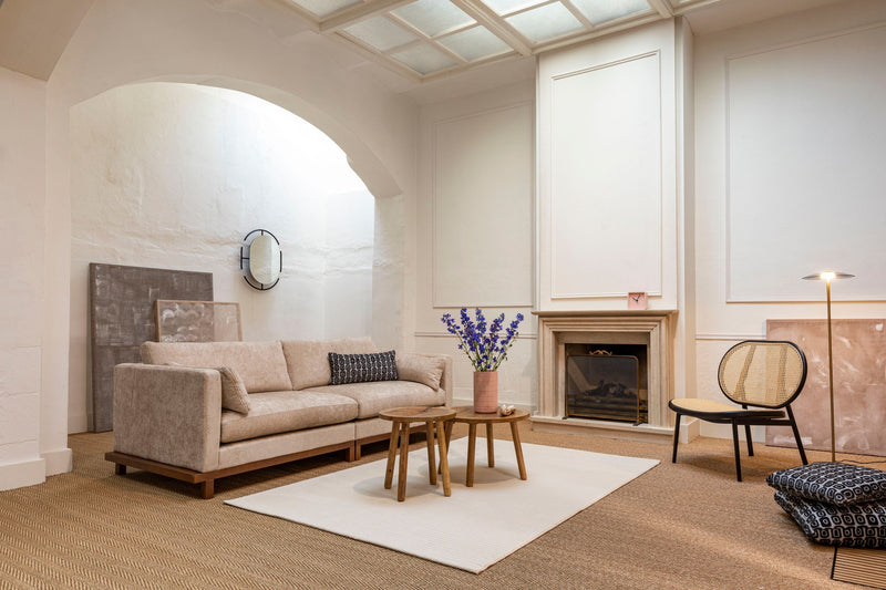 Sofa Blossom 3-Sitzer Sand mit Eichenholz-Gestell im Japandi-Stil