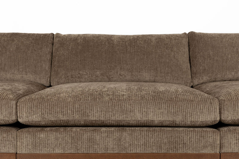 Sofa Blossom 4,5-Sitzer Moss mit Eichenholz-Gestell im Japandi-Stil