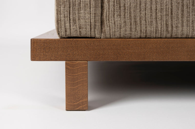 Sofa Blossom 4,5-Sitzer Moss mit Eichenholz-Gestell im Japandi-Stil