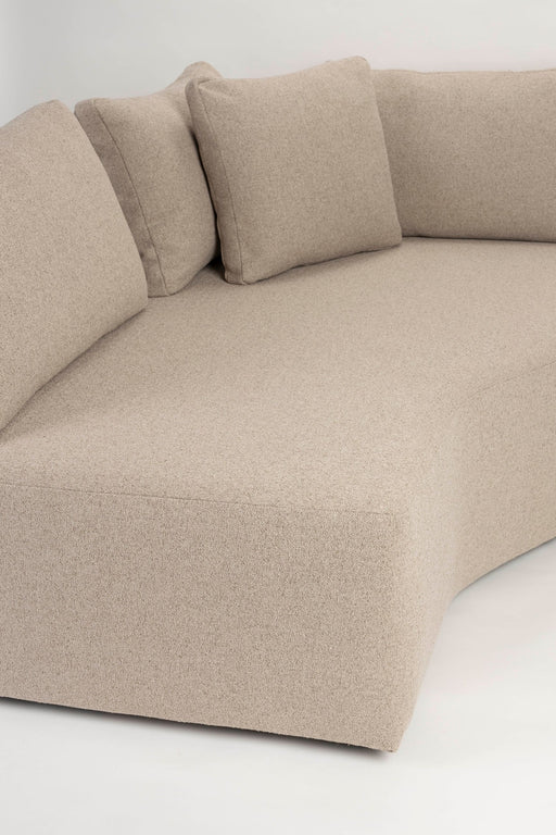 Sofa Prosper Left in Cappuccino mit Longchair-Element, Detailansicht der Sitzfläche und Rückenkissen aus Polyester.