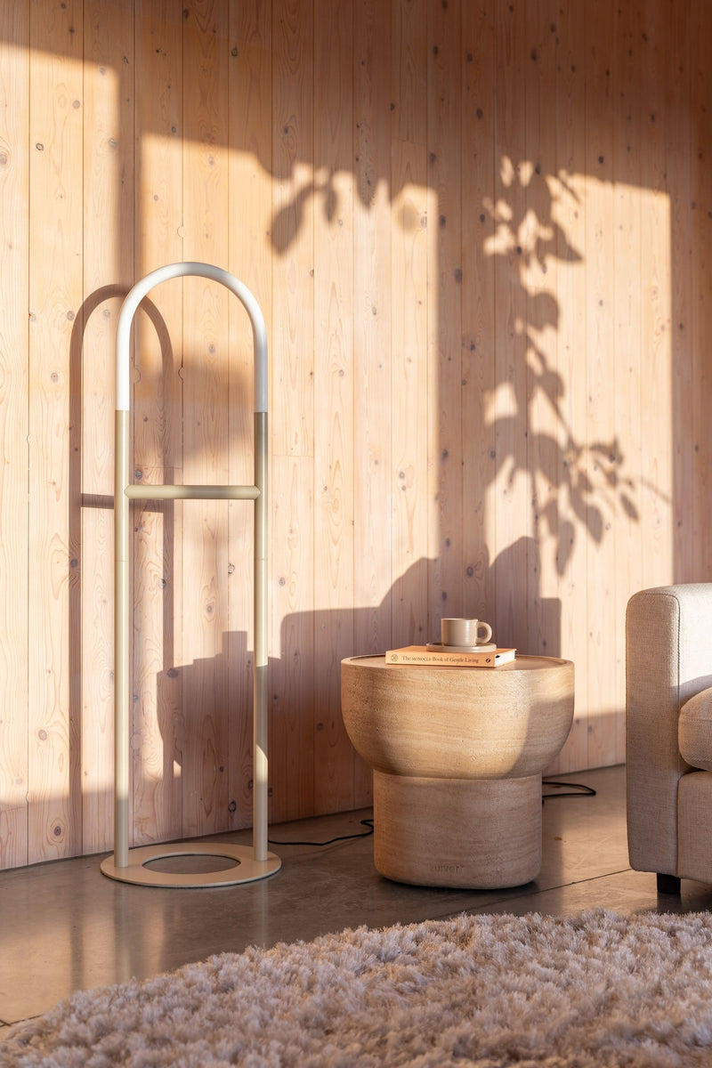Stehlampe Arch Zuiver in Beige mit Acrylglas-Schirm und Eisengestell