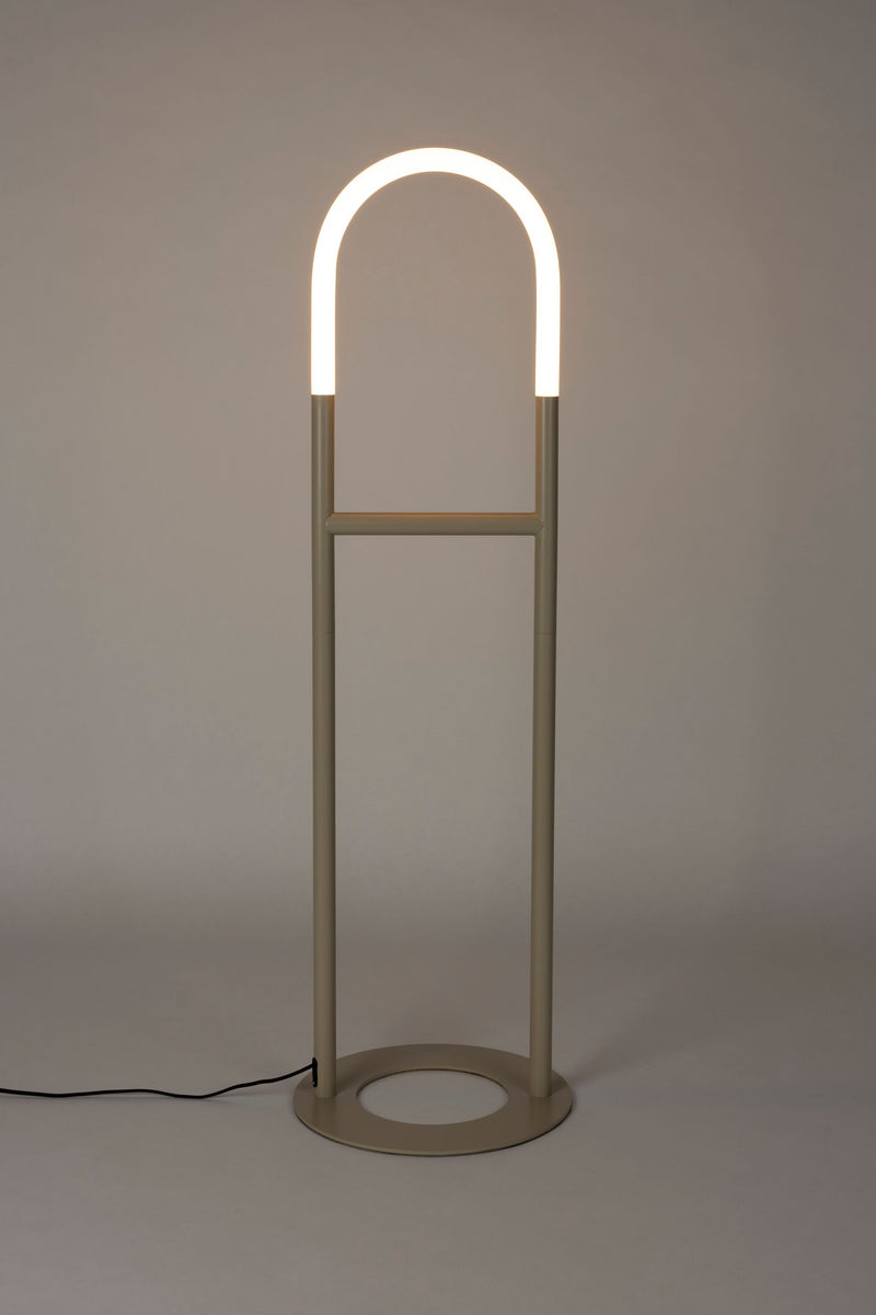 Stehlampe Arch Zuiver in Beige mit Acrylglas-Schirm und Eisengestell