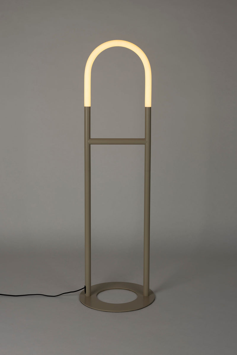 Stehlampe Arch Zuiver in Beige mit Acrylglas-Schirm und Eisengestell