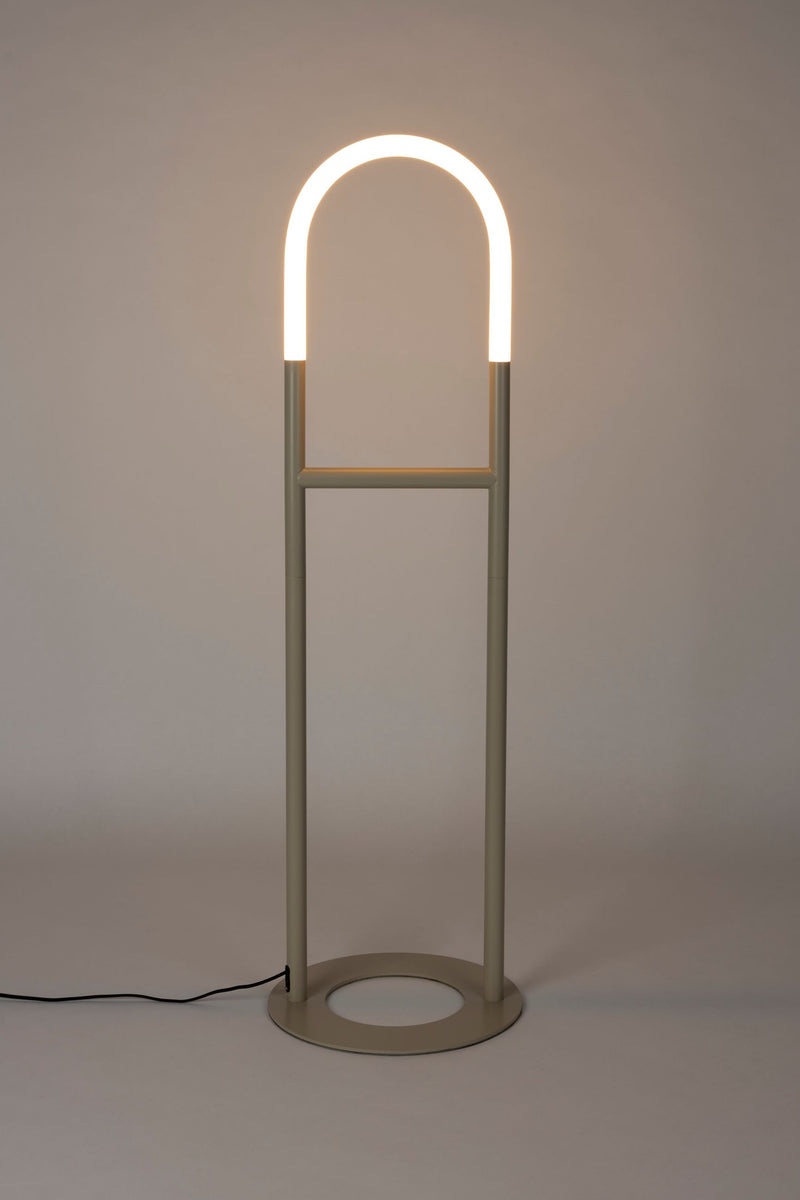 Stehlampe Arch Zuiver in Beige mit Acrylglas-Schirm und Eisengestell