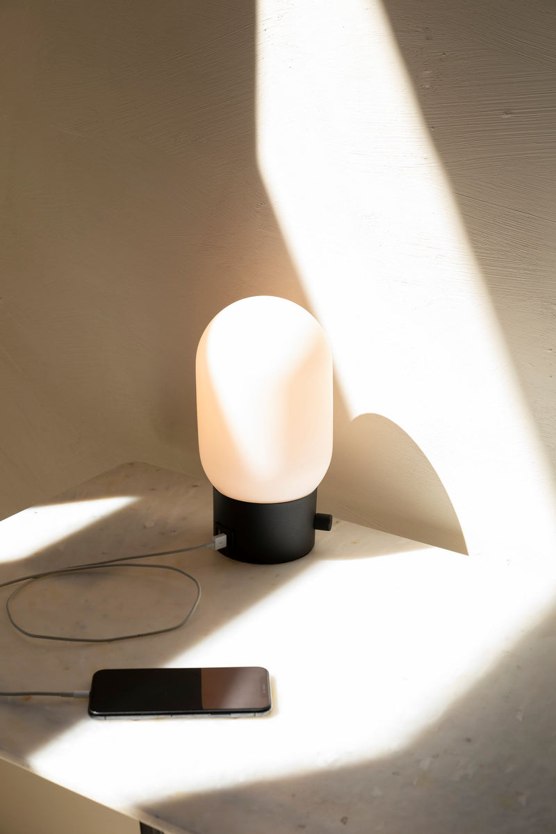 Tischlampe Urban Charger Gold mit USB-Ladeanschluss von Zuiver