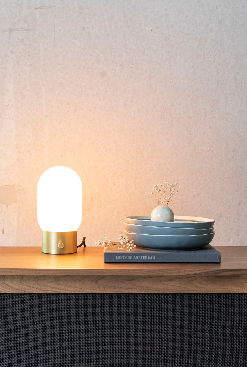 Tischlampe Urban Charger Gold mit USB-Ladeanschluss von Zuiver