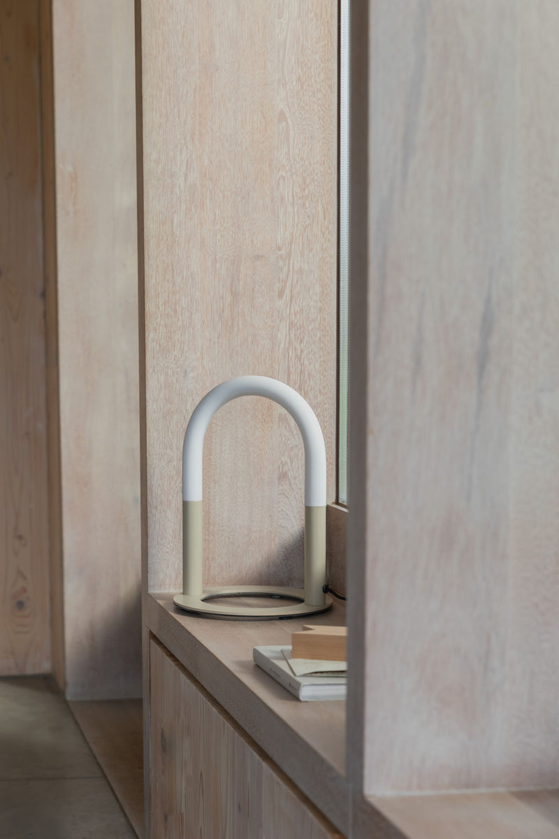Tischlampe Arch von Zuiver in Beige mit Bogen-Design aus Eisen