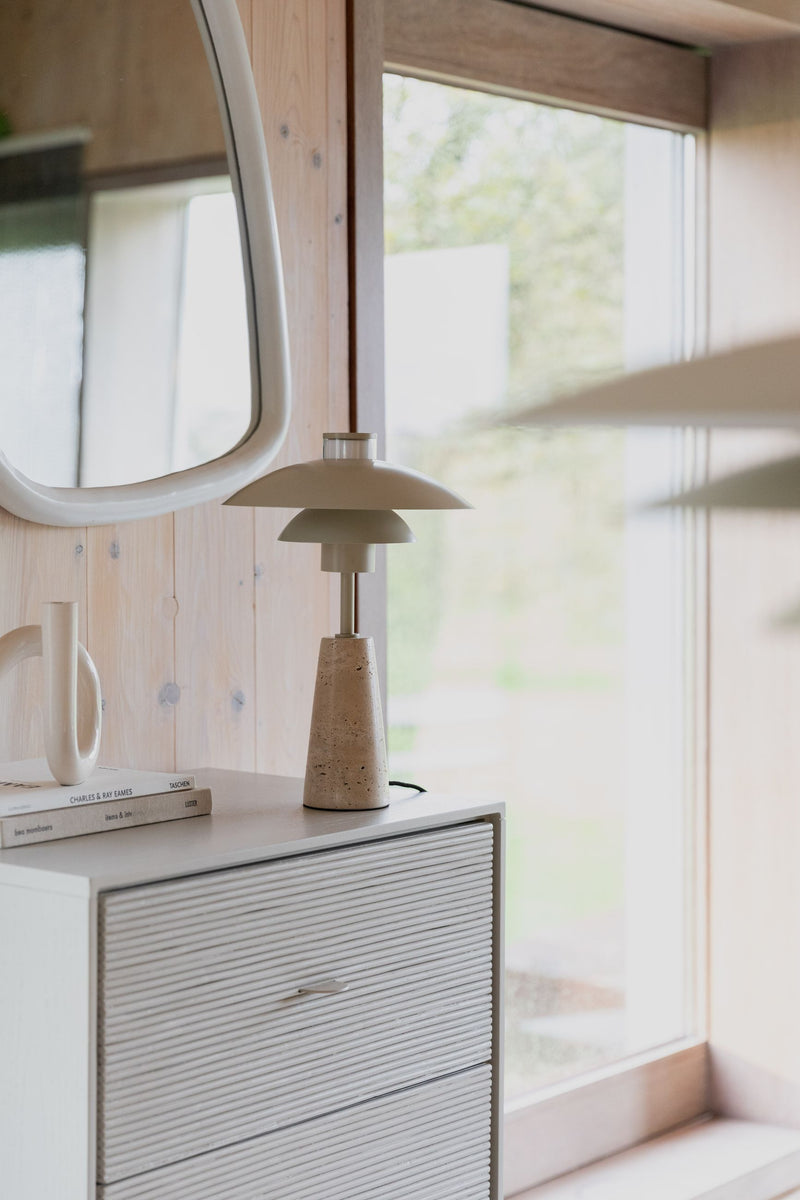 Tischlampe Cole aus Travertin in Beige von Zuiver mit E27-Fassung