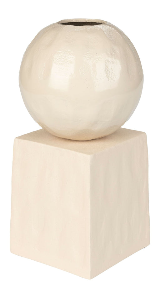 Vase Crocus Beige mit kugelförmigem Aluminium-Körper auf würfelförmigem Fuß, Gesamtansicht.