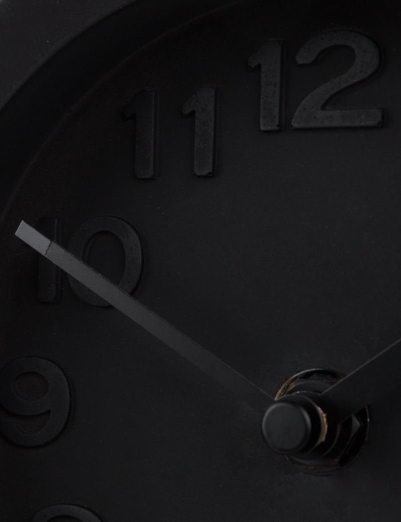 Wanduhr Pendulum Time aus Beton, Schwarz mit Retro-Design von Zuiver