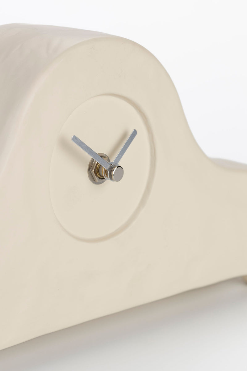 Uhr Grandma von Zuiver, Keramik-Wanduhr in Beige mit silbernen Zeigern