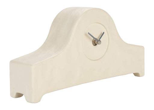 Uhr Grandma von Zuiver aus Keramik in Beige mit geschwungener Form und silbernen Zeigern, Gesamtansicht.
