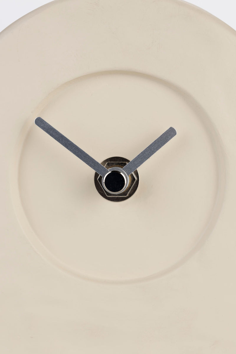 Uhr Grandma von Zuiver, Keramik-Wanduhr in Beige mit silbernen Zeigern