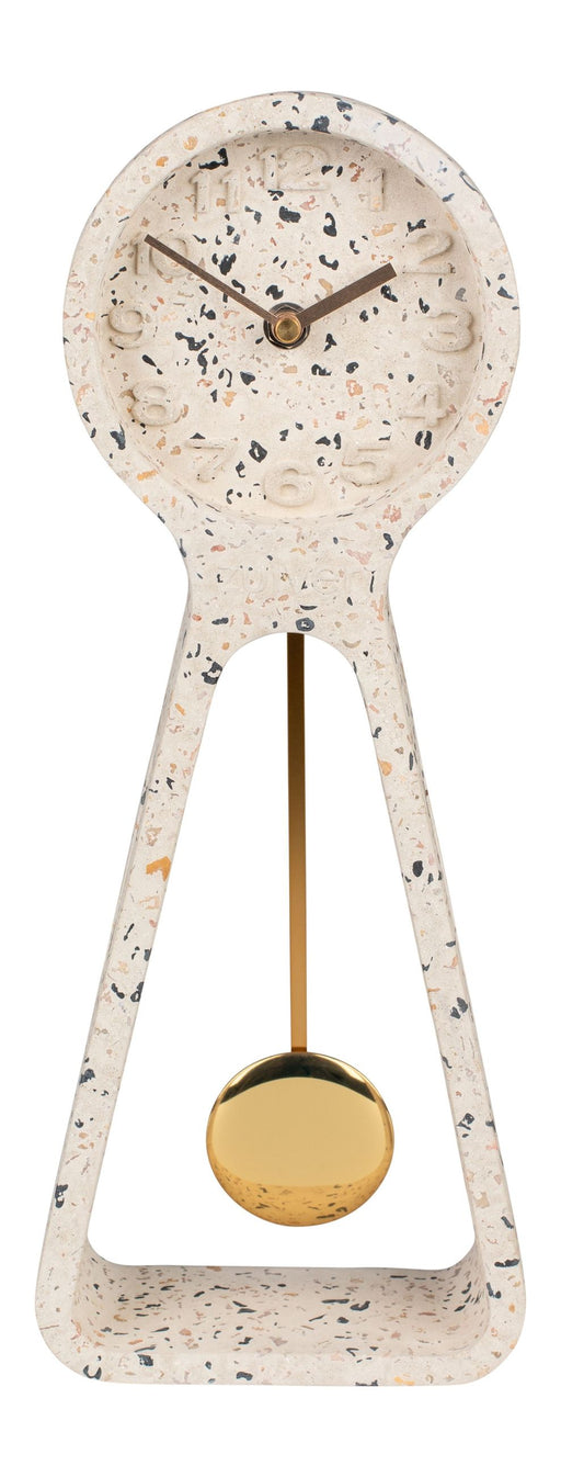 Wanduhr Pendulum Time Terrazzo White mit rundem Uhrwerk aus hellem Terrazzo und goldenem Pendel in Gesamtansicht.