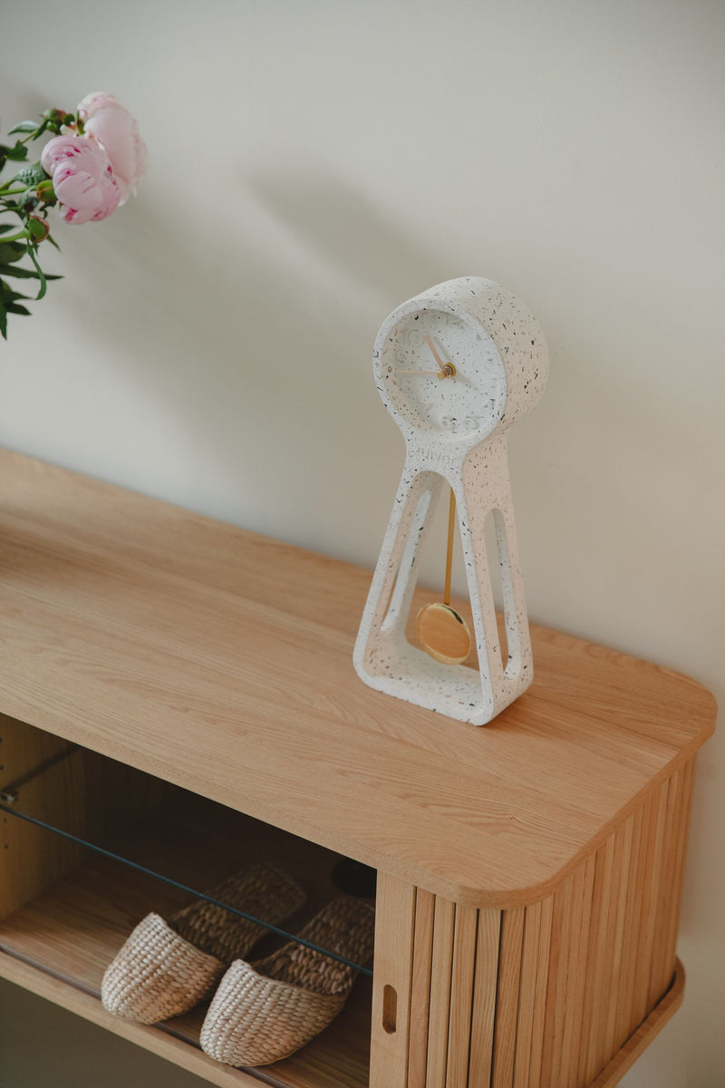 Wanduhr Pendulum Time Terrazzo White von Zuiver für Wohnzimmer