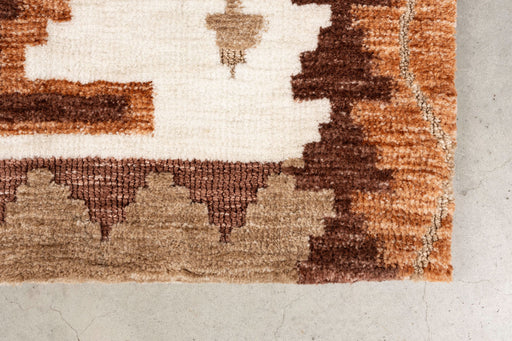 Teppich Maron 200x300 mit geometrischem Boho-Muster in Braun- und Beigetönen, Detailaufnahme der Webstruktur.