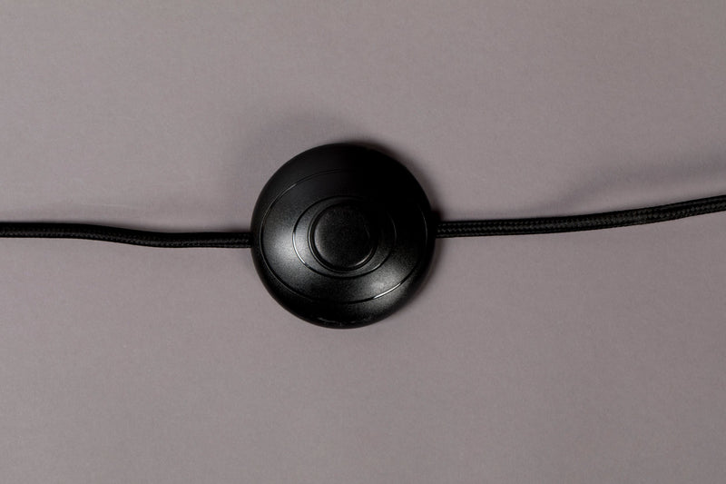 Stehlampe Vertigo Dutchbone, Nussbaumholz-Fuß mit Leinenschirm