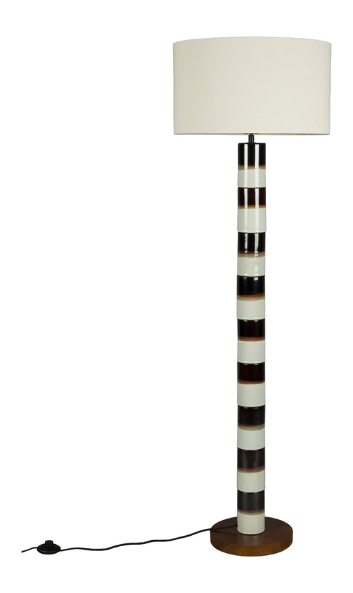 Stehlampe Vertigo Dutchbone mit Nussbaumholz-Fuß, gestreiftem Schaft und beigefarbenem Leinenschirm.