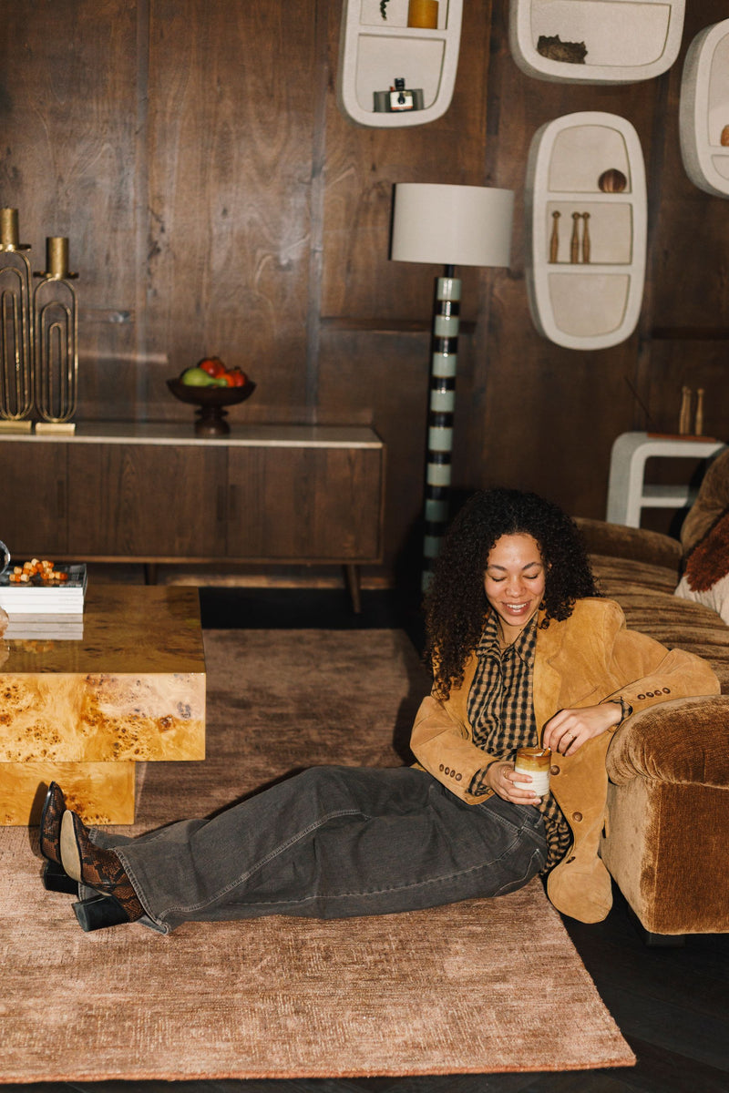 Sofa Douglas 3-Sitzer in Cognac mit Holzbeinen aus Gummibaumholz