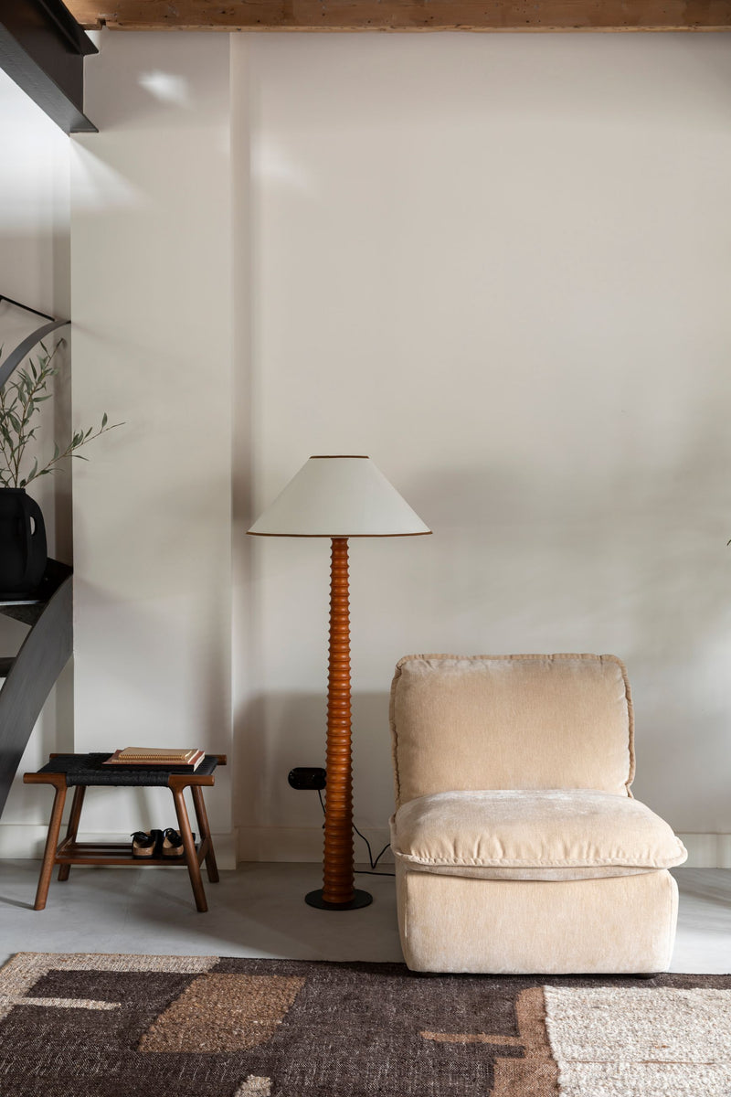Loungesessel Radley Beige mit Veloursbezug, Holzbeinen von Dutchbone