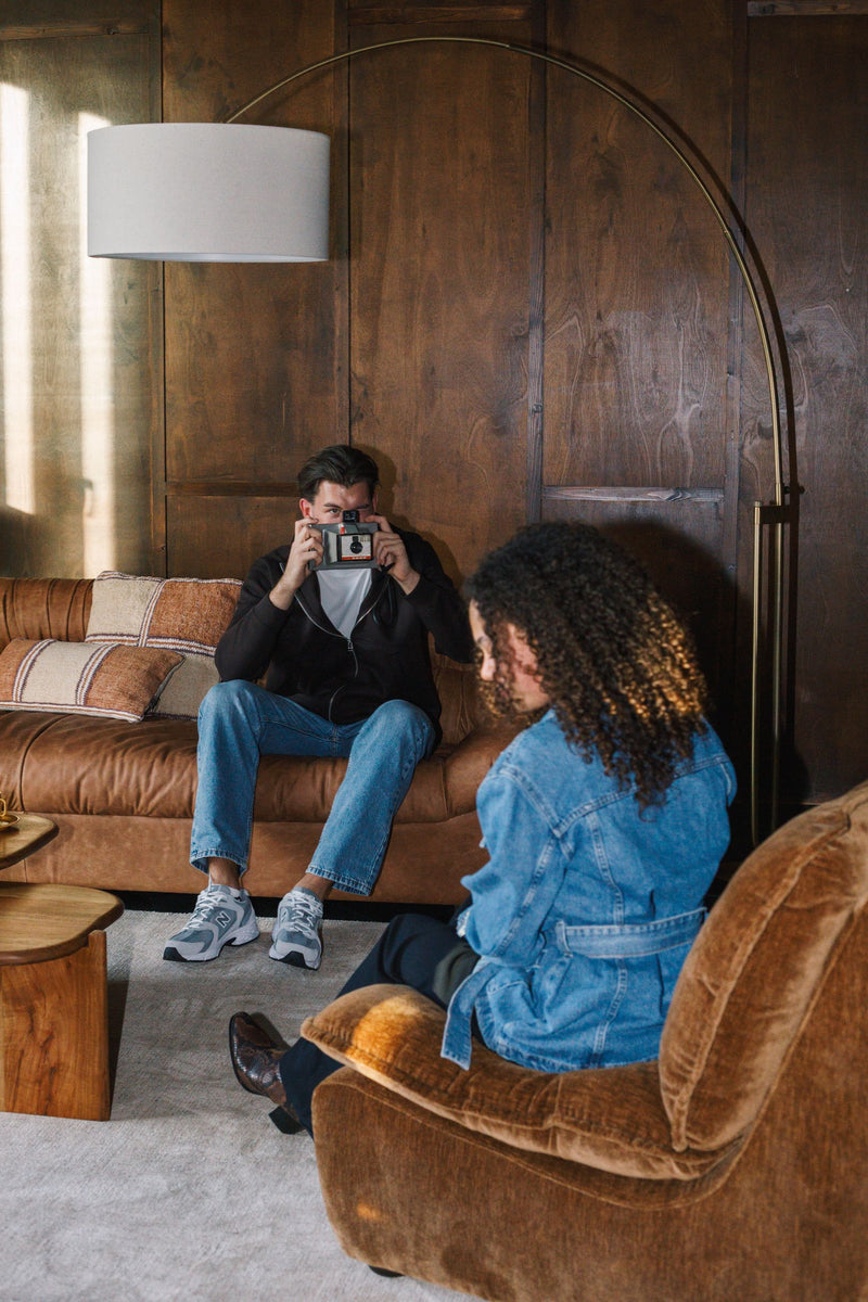 Loungesessel Radley Cognac von Dutchbone mit Samtbezug und Holzbeinen