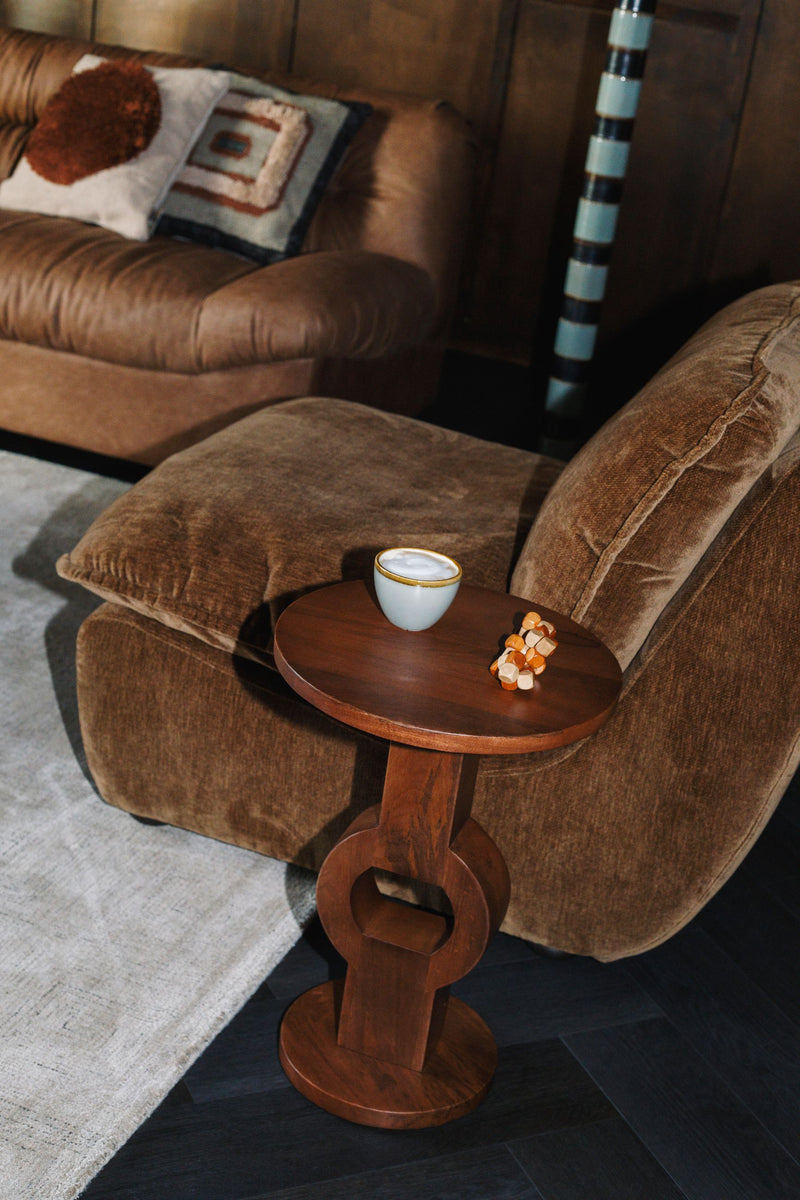 Loungesessel Radley Cognac von Dutchbone mit Samtbezug und Holzbeinen