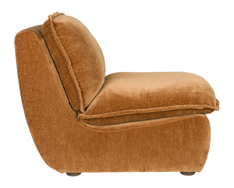 Loungesessel Radley Cognac von Dutchbone mit Samtbezug und Holzbeinen
