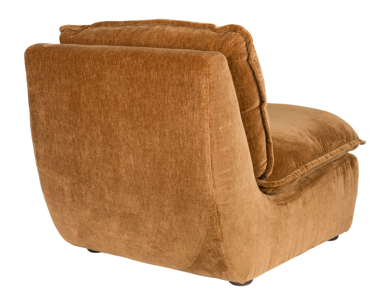 Loungesessel Radley Cognac von Dutchbone mit Samtbezug und Holzbeinen