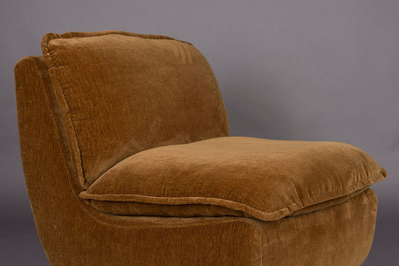 Loungesessel Radley Cognac von Dutchbone mit Samtbezug und Holzbeinen
