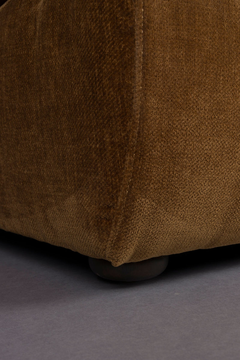 Loungesessel Radley Cognac von Dutchbone mit Samtbezug und Holzbeinen