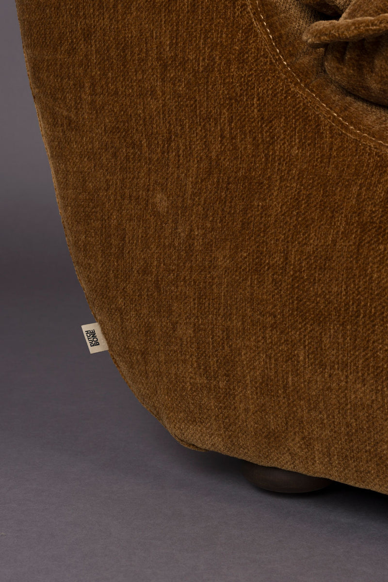 Loungesessel Radley Cognac von Dutchbone mit Samtbezug und Holzbeinen