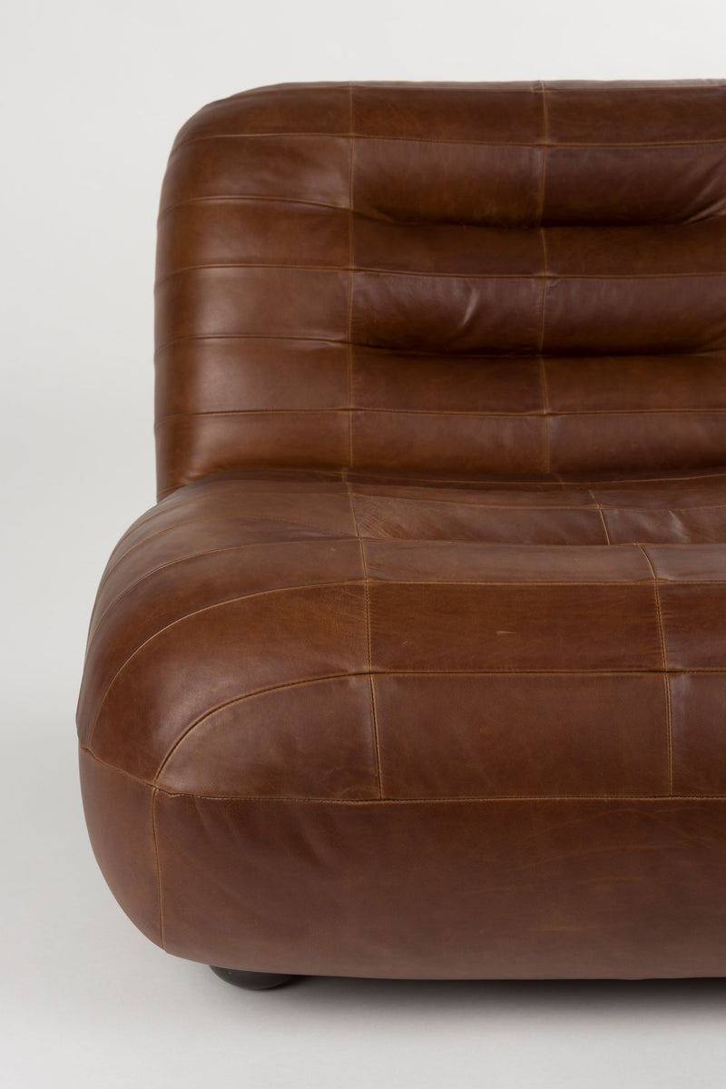 Loungesessel Wyatt aus Leder in Schokobraun mit runden Holzbeinen