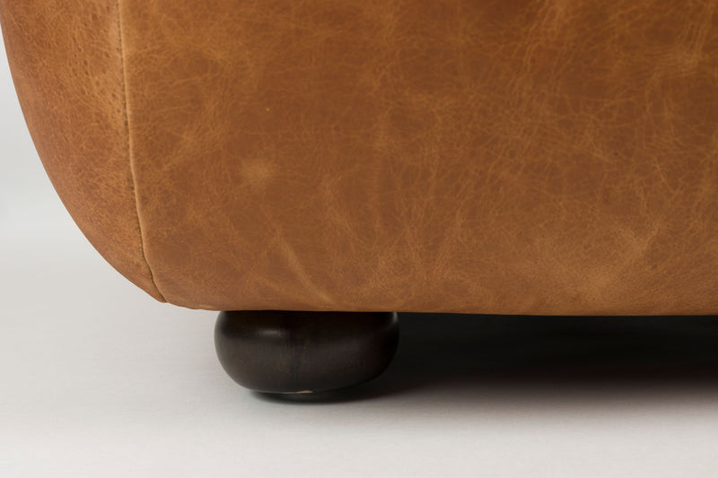Loungesessel Wyatt Cognac aus Leder mit Gummibaumholz-Beinen