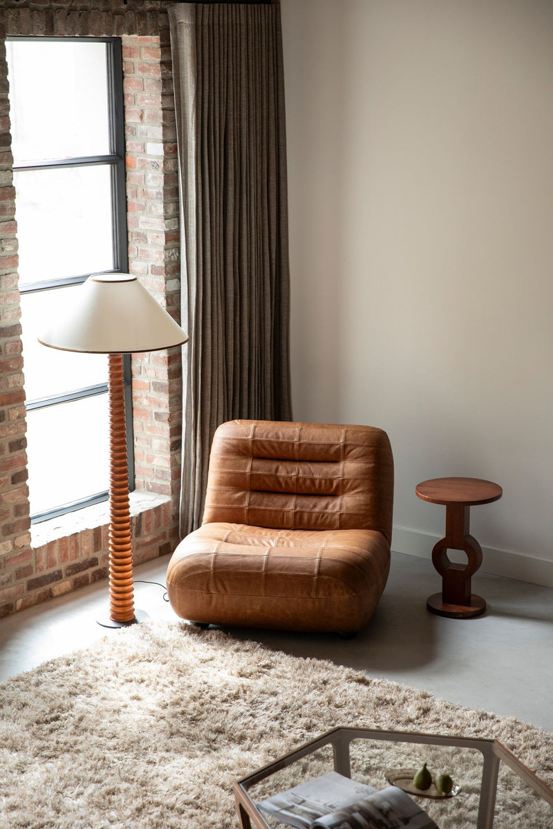 Loungesessel Wyatt Cognac aus Leder mit Gummibaumholz-Beinen