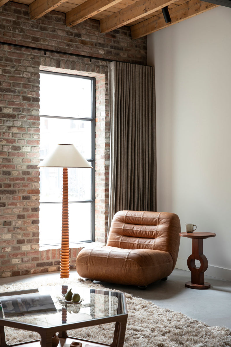 Loungesessel Wyatt Cognac aus Leder mit Gummibaumholz-Beinen