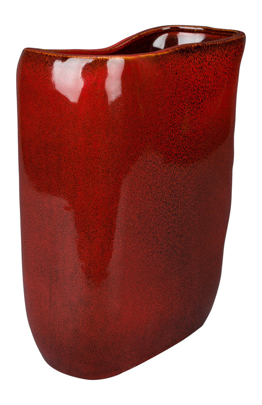 Handgefertigte Vase Edna M in Rot aus Keramik mit gewölbter, asymmetrischer Form in Gesamtansicht.