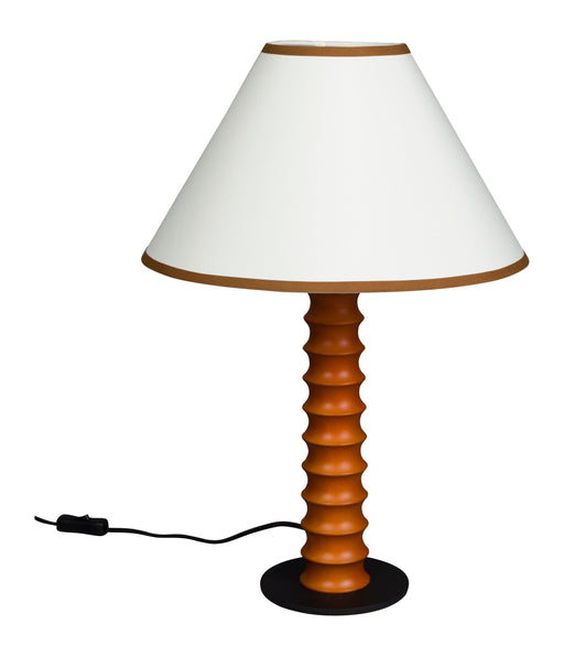 Tischlampe Horace mit geriffeltem Eichenholzfuß, weißem Leinenschirm und schwarzer Basisplatte in Gesamtansicht.
