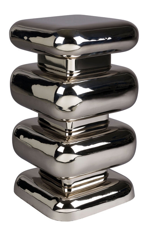Hocker Stubby Chrome Beistelltisch aus Eisen in Silber mit gestapelten, glänzend verchromten Elementen in Gesamtansicht.