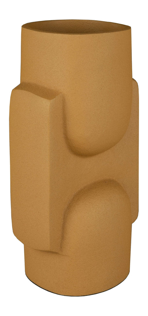 Vase Santos Ochre in Gesamtansicht mit geometrischen Reliefs an der Seite.