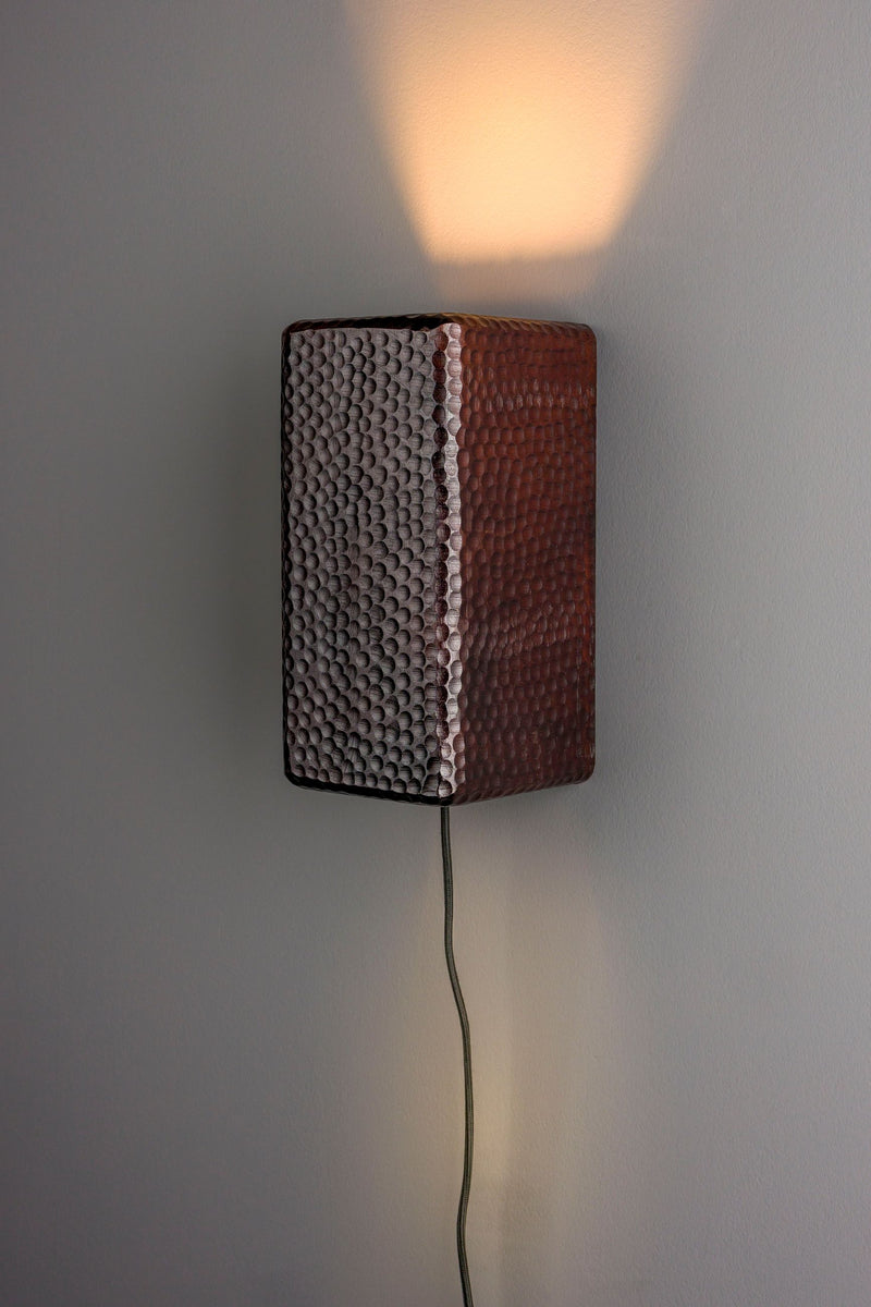 Wandlampe Marnix aus Mangoholz mit Relief-Optik, E27-Fassung, Braun
