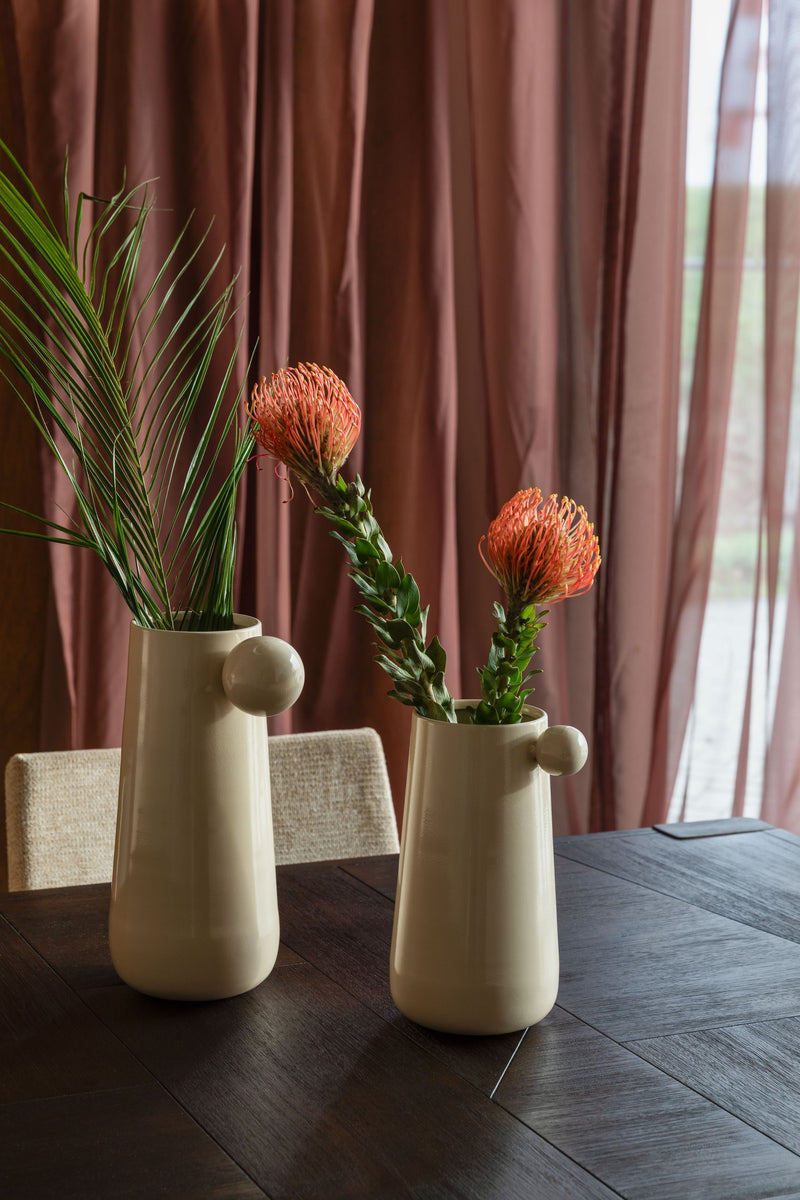 Vase Dot M Beige mit Kugel-Detail aus Eisen von Dutchbone