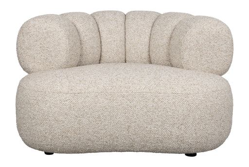 Loungesessel Duvane in Beige mit gepolsterten Wölbungen und rundlichem Sitzbereich, Gesamtansicht von vorne.