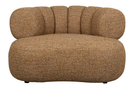 Loungesessel Duvane in Braun mit gepolstertem Rücken und Gestell aus Gummibaumholz, Gesamtansicht von vorne.