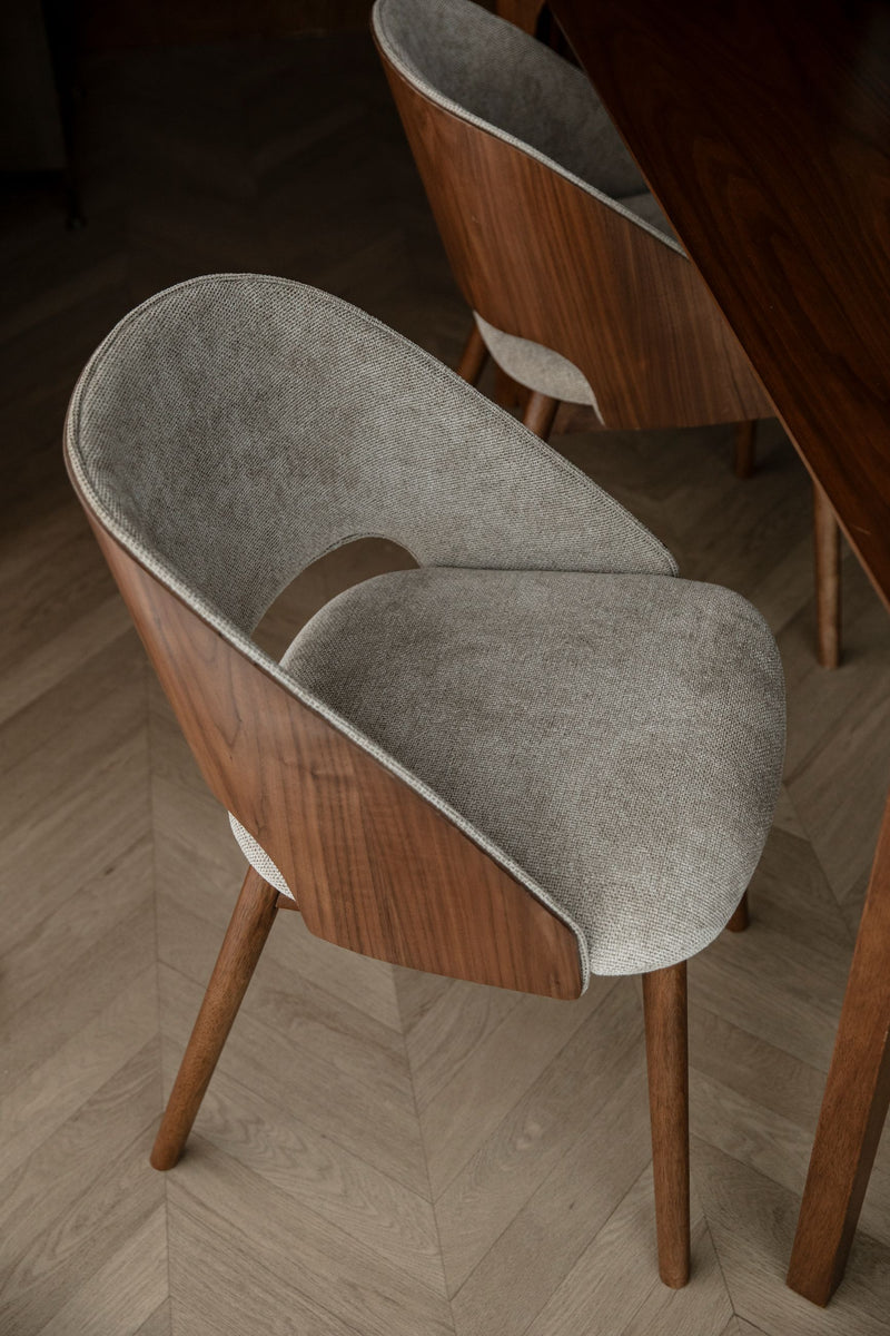 Esszimmerstuhl Velore Beige mit Gestell aus Gummibaumholz in Walnuss