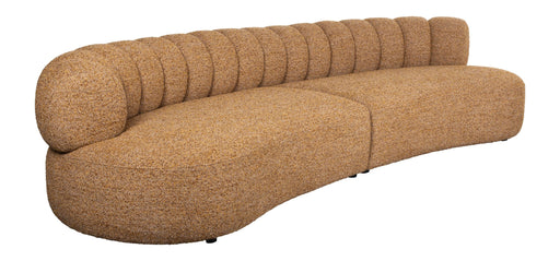 Sofa Duvane 4,5-Sitzer in Braun mit geschwungener Form und vertikalen Rillenelementen an der Rückenlehne, Gesamtansicht.