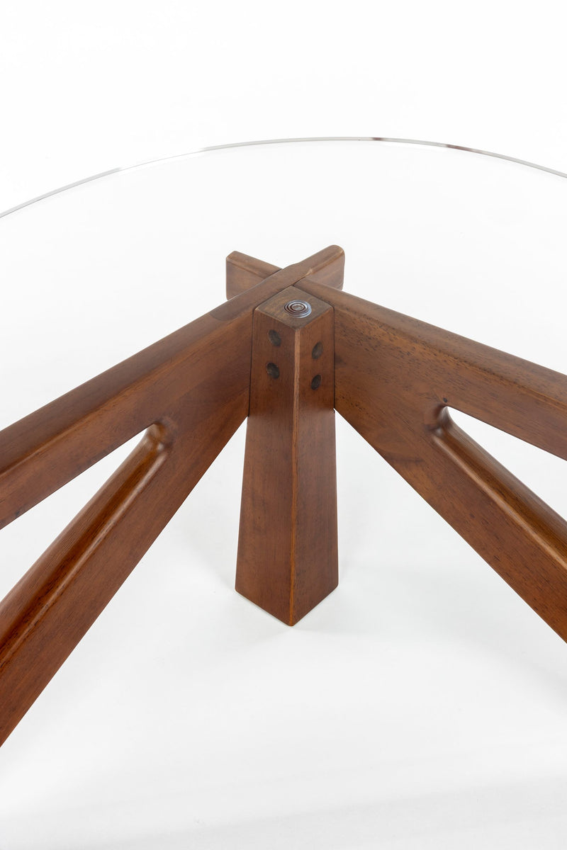Couchtisch Norwin mit organischer Glasplatte und Holzgestell