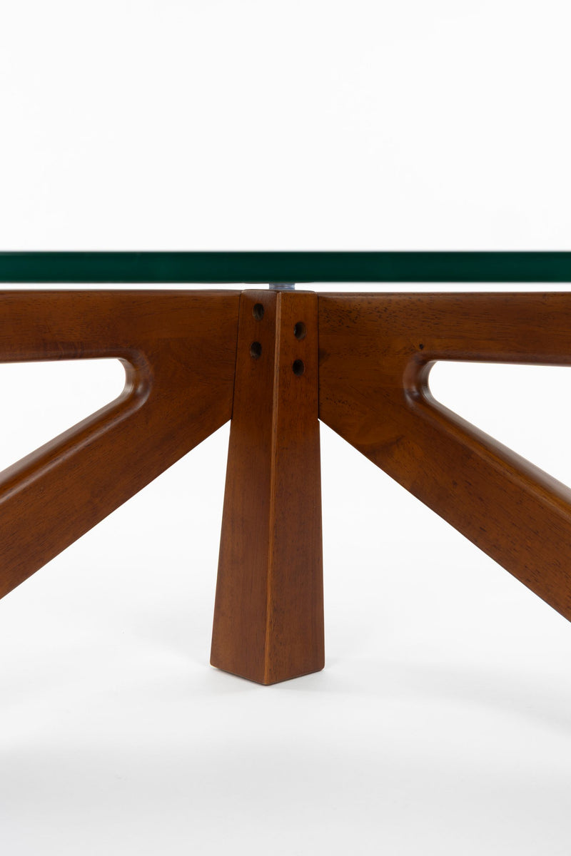 Couchtisch Norwin mit organischer Glasplatte und Holzgestell